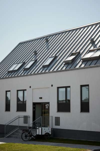 Hässliches Entlein wird mit Stahlprofilen zum schönen Schwan, Viktoriagade 17 und 19, 9400 Nørresundby, Dänemark